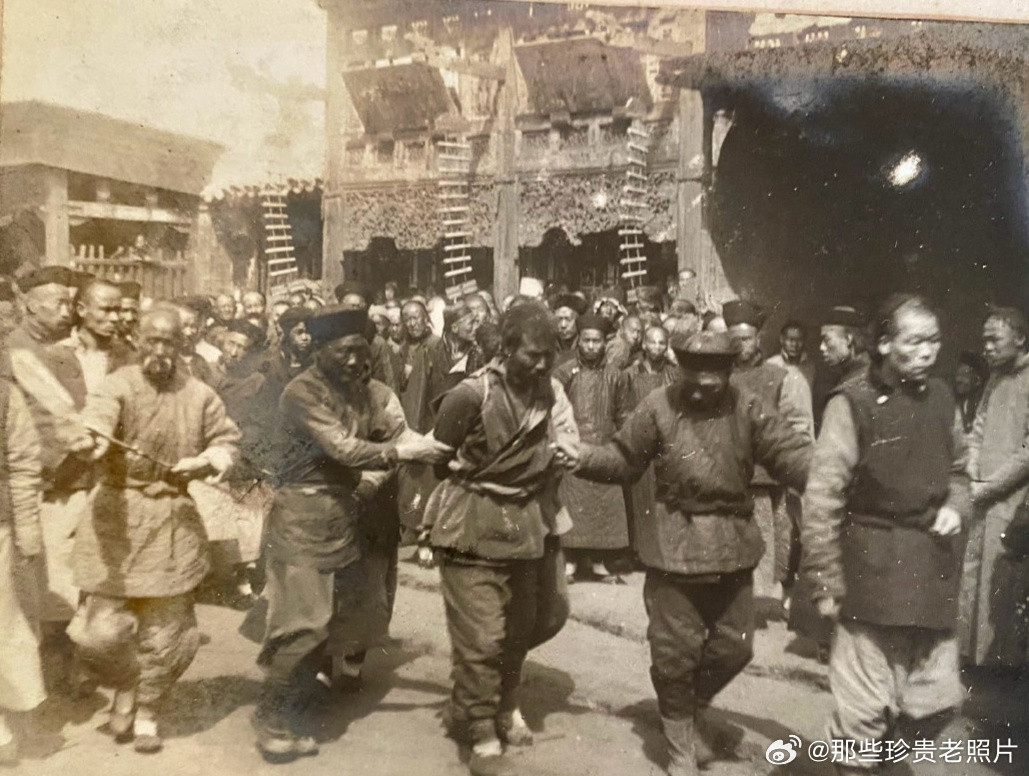 1905-1908年，比利时人弗朗索瓦·内恩斯拍摄的一组晚清街头行刑的照片。