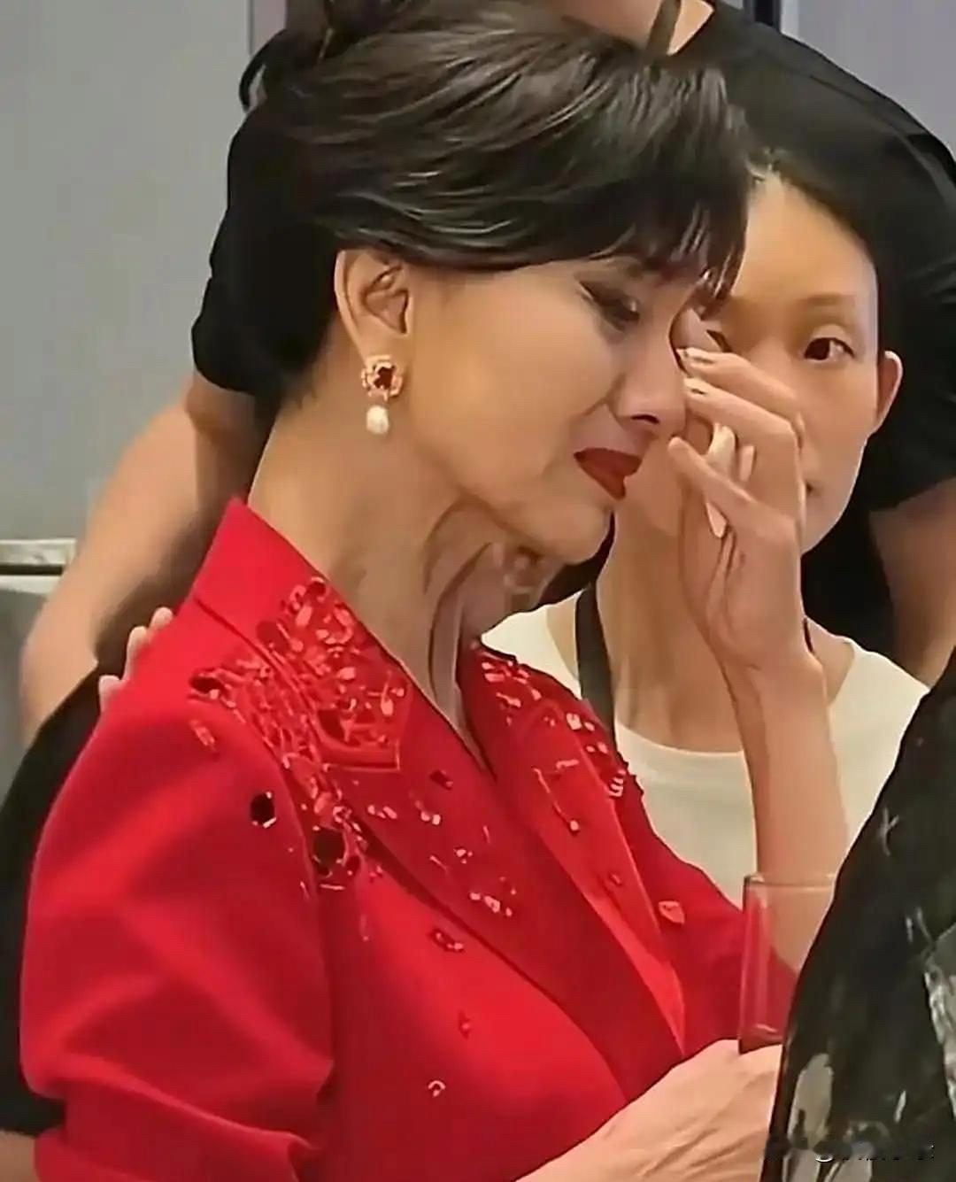 72岁的赵雅芝活动现场痛哭流涕，老公、儿子全部趴在她身上吸血！因为3个儿子没一个