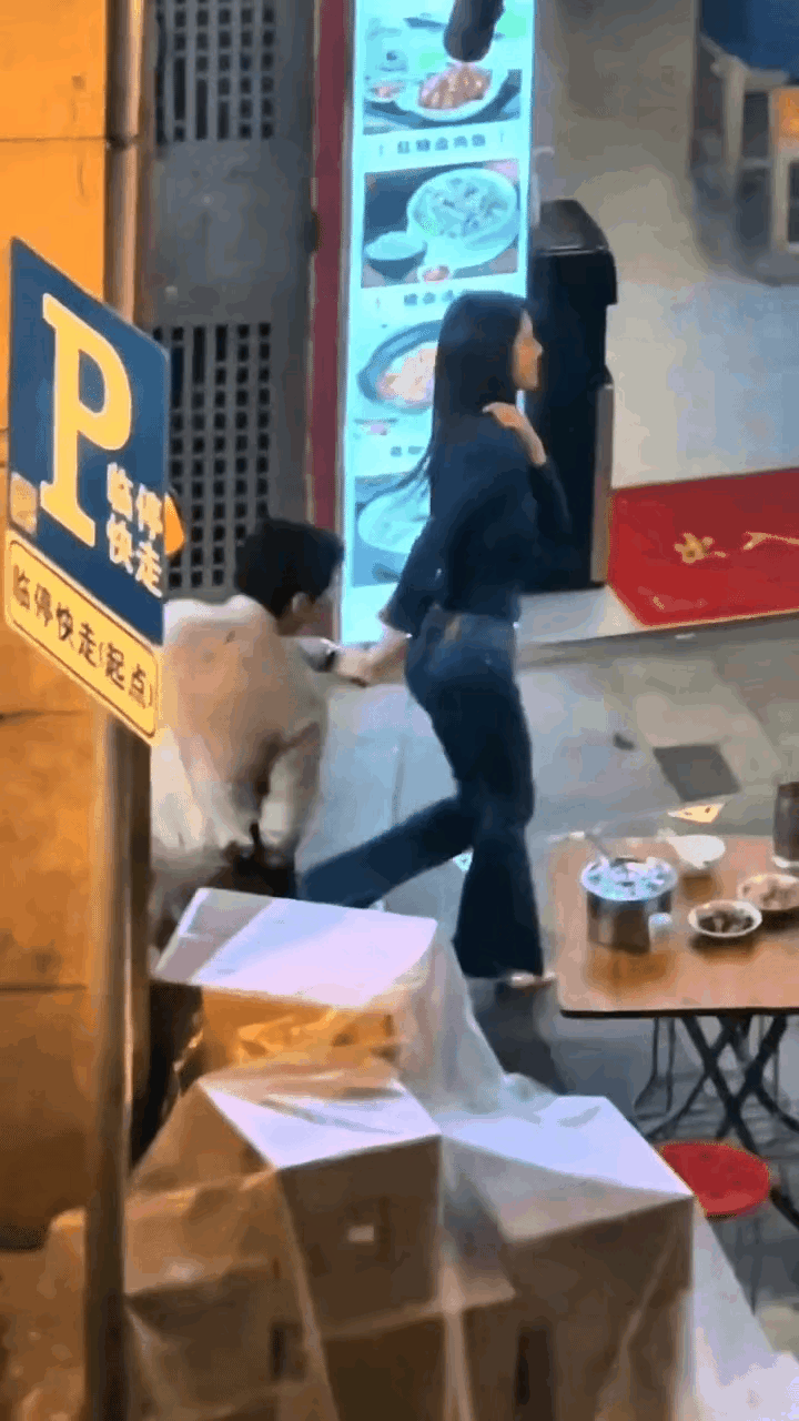 店里的牛仔裤美女（3）