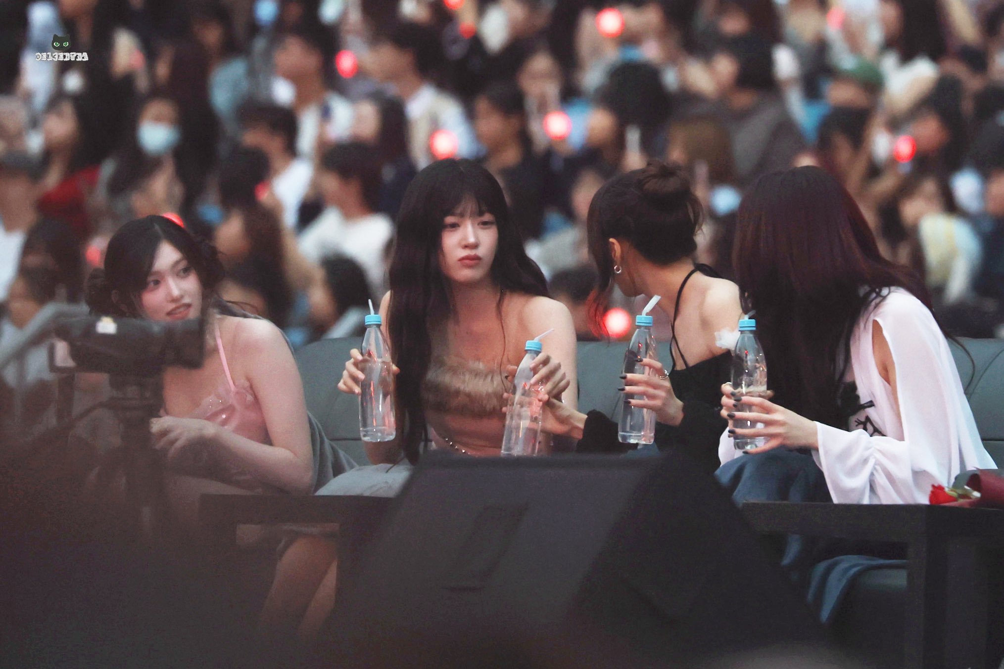 女宝们之间的互动真的很心软LESSERAFIM成员和ive成员在讨论要不要把水