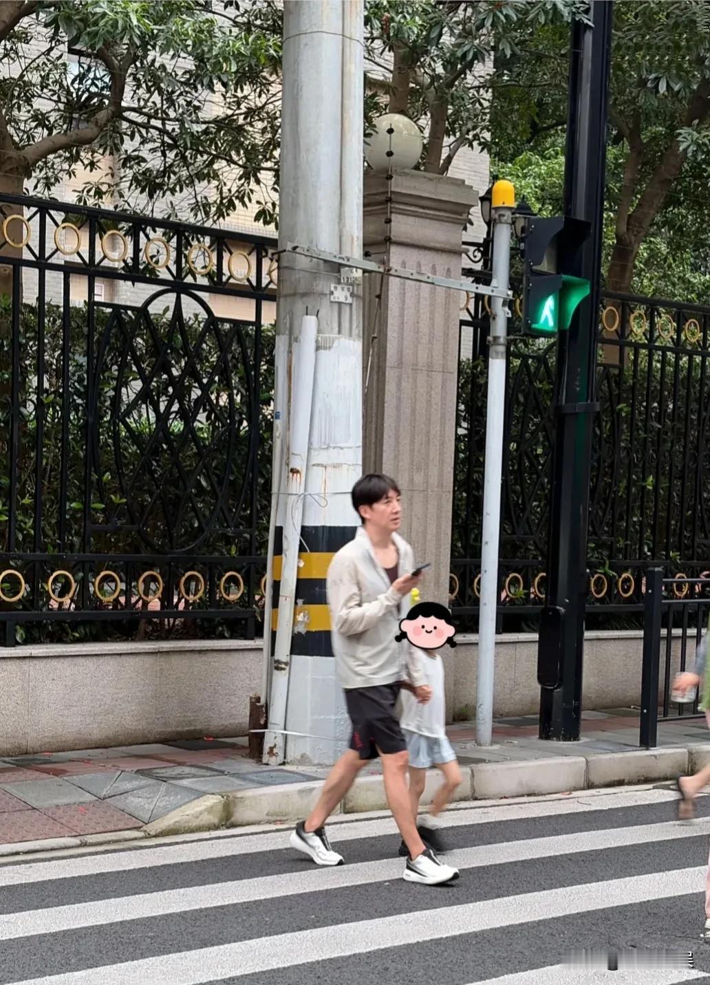 王阳在上海街头溜娃，他女儿这么大了，个子好高，还有着一双跟爸爸一样的大长腿呀！
