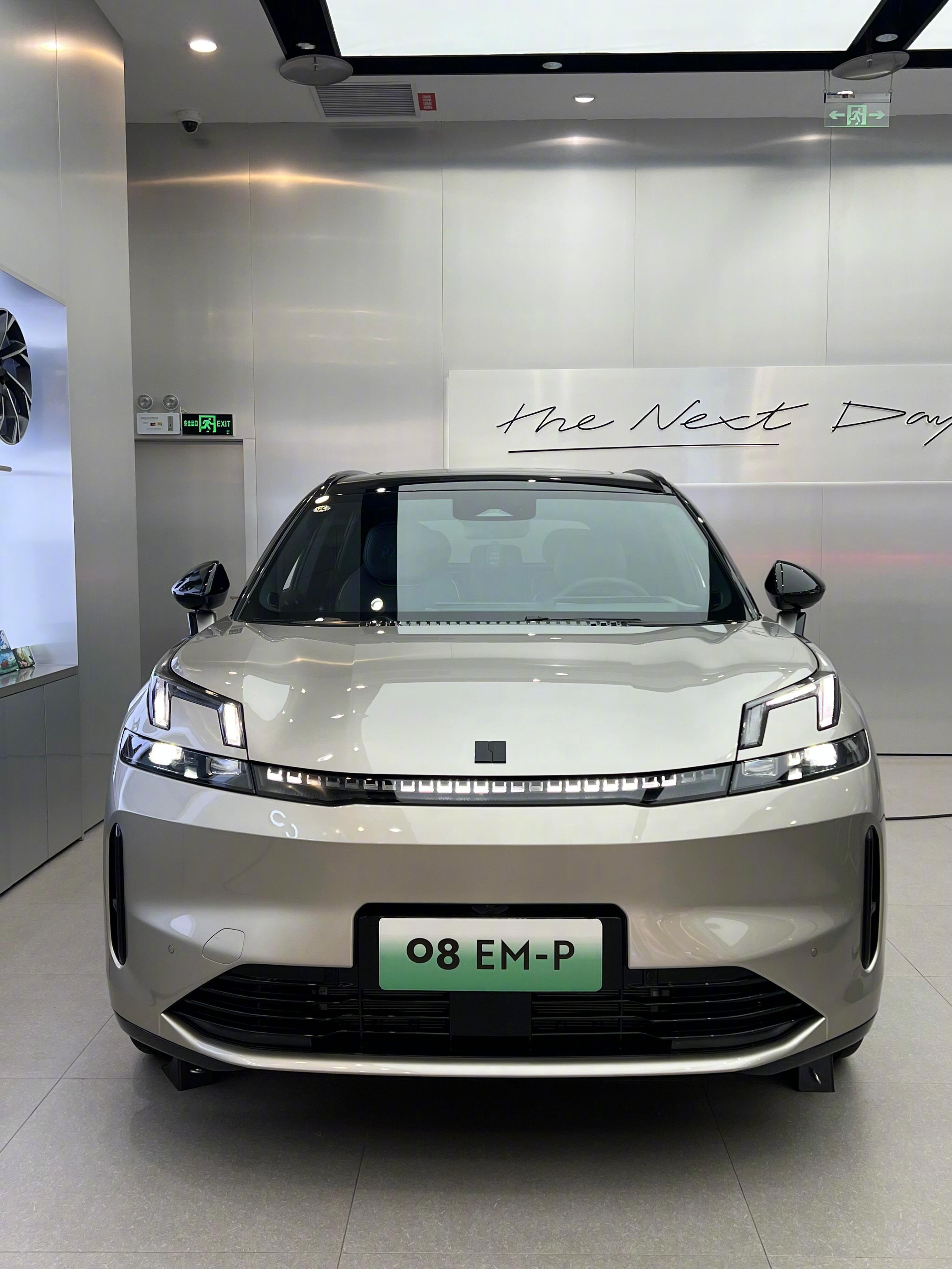 领克08🚘1️⃣外观：车身侧面是亮点，线条流畅，比例协调，隐藏式门把手和无框车