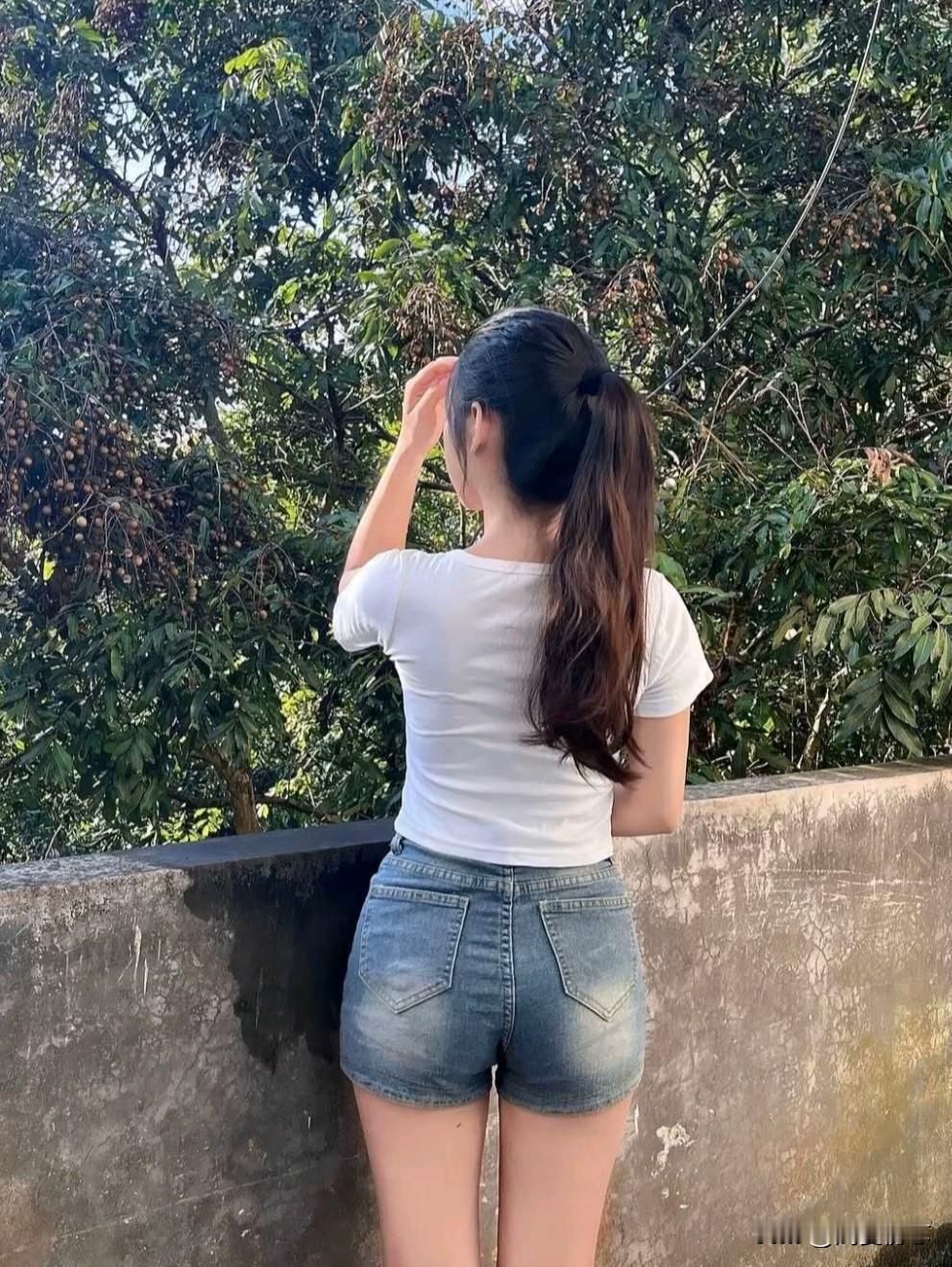 气质美女好身材秀出来小姐姐牛仔裤