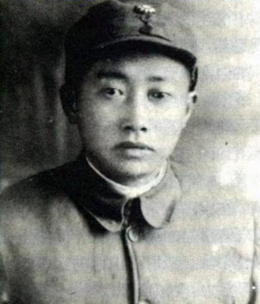 授衔时他默默站在角落，毛泽东环视一圈：你躲什么？给我出来。1955年授衔仪式开始