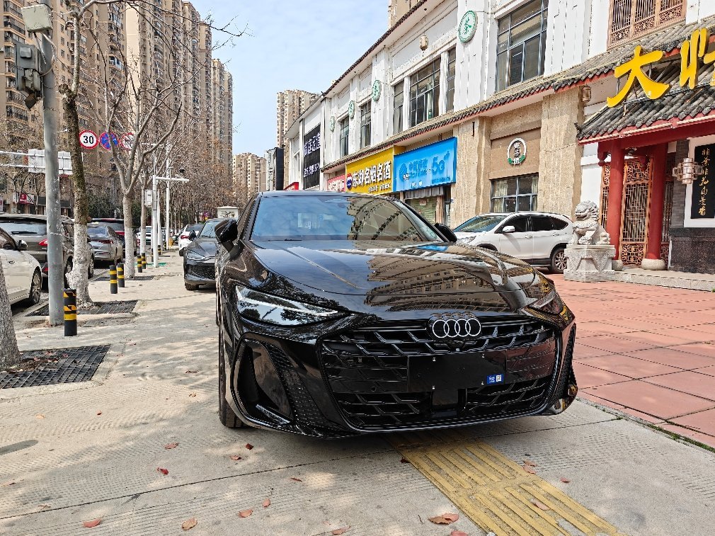 第一次见全新奥迪A6L侧面依旧有C级车的气场但这个车头确实跟行政座驾不搭噶了