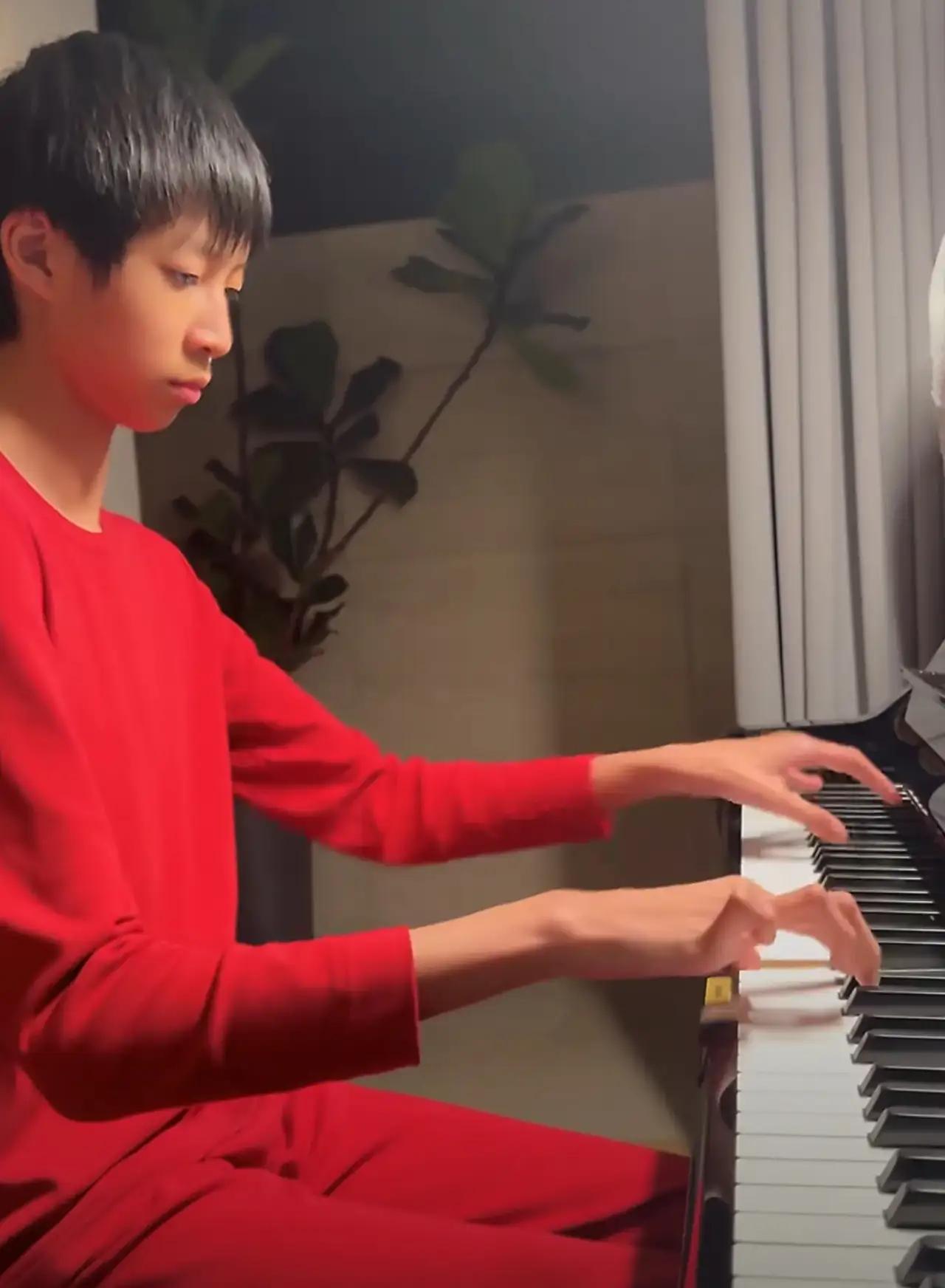 看完姚晨儿子弹琴，普通爸妈也有底气！3月13日姚晨晒12岁儿子小土豆弹钢琴