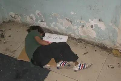 这是我人生最悲惨的一次！也是我人生第一次像乞丐一样睡在大街上。前天晚上，具体时