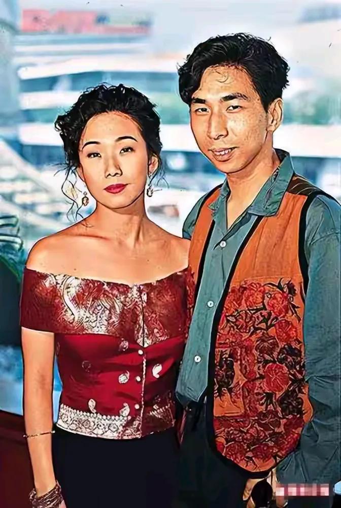林忆莲和前男友许愿长得都很有辨识度，不过他们没能走到最后还是分手了。话说许愿人长