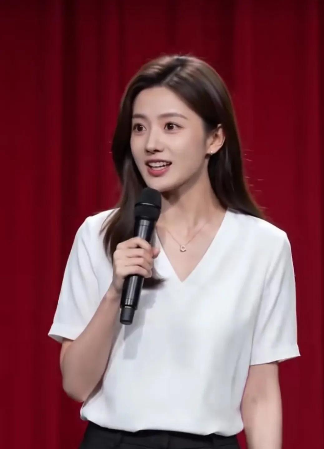 周丽与郑月是好闺蜜，2025年9月大学毕业后，经考试入职于某市一家大型国有企业工