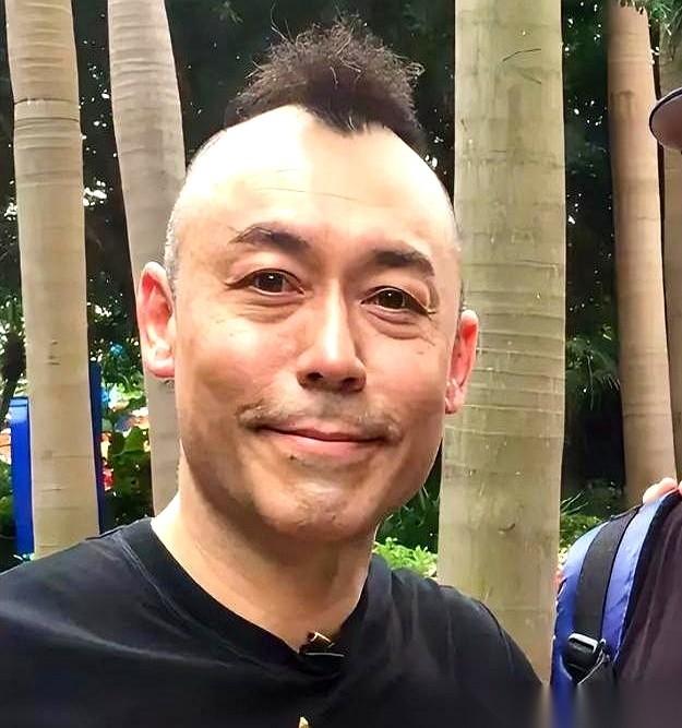 9月12日广州银河墓园设灵，殡仪馆找了八个人帮忙扶灵，送走了62岁的雷宇扬。1