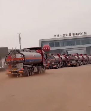 缅北果敢地区的救命油到了！大量云南省的油罐车，通过清水河口岸，进入果敢地区，