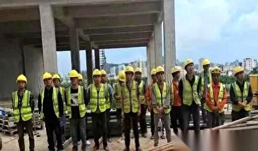 在深圳干了4个月，垫进去了几十万的汗水，等结账时，劳务公司的负责人两手一摊，头也