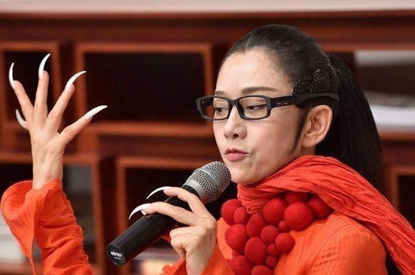 有一回，金星毫不客气地怼杨丽萍：“我就特好奇，你那指甲都长达5cm了，上厕所咋擦