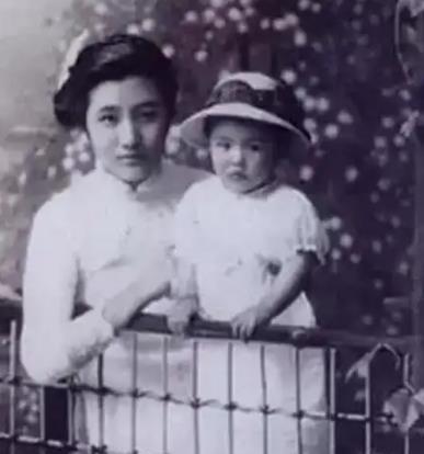 1925年，连生4女的董竹君，为圆丈夫儿子梦，冒死怀第5胎。她肚大肥圆，爱吃辣椒