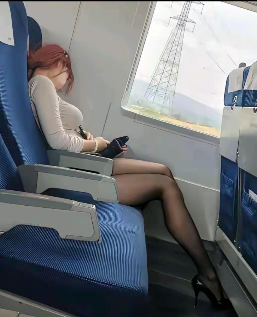 瞧把姑娘都累成啥样子了，让人看着都心疼。但话说回来，出门乘车难道就不能穿双平底鞋