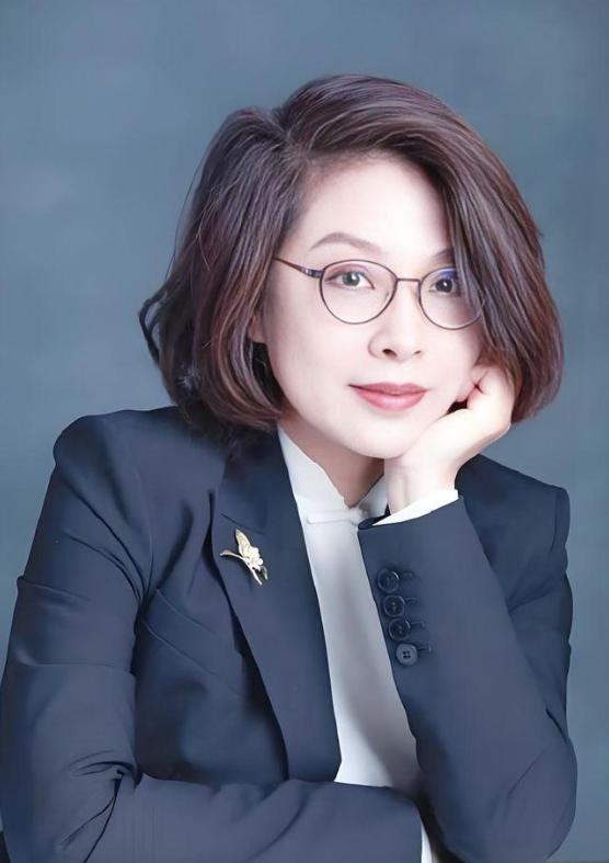 8月21日，马光远没有骂张丹丹“何不食肉糜”。他只做了一件事：翻她的简历，然后盯