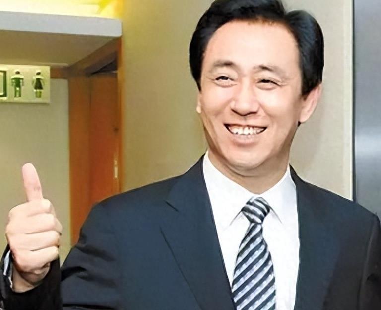 许家印受审，会不会判死刑还真不好说。从3000亿首富到负债2.5万亿“首负”，他