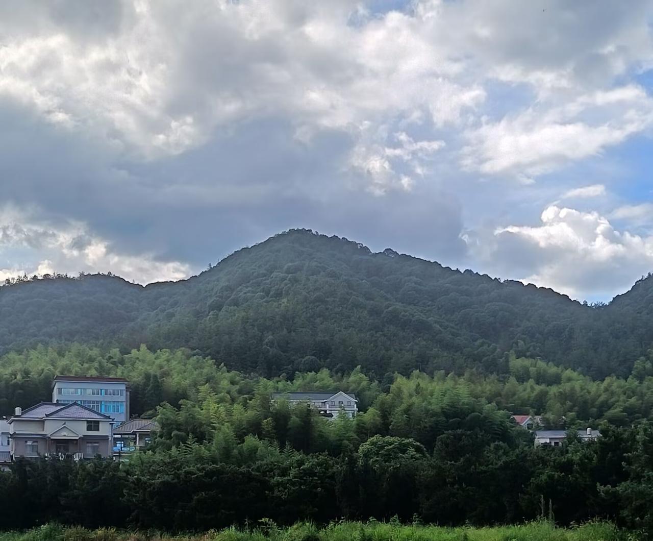 云雾缭绕的山间小镇，宁静而美丽。