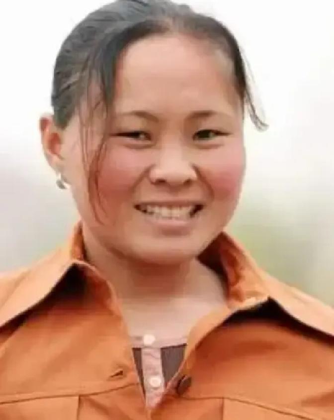 1994年，18岁女孩被人贩子以2700元卖给了放羊的人。新婚夜，女孩害怕的蜷缩