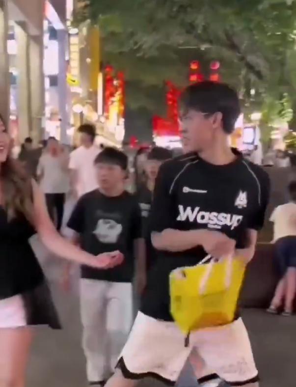 还是中国男人比较洁身自好，道德底线高。哈萨克斯坦一位百万粉丝的女网红发了个视频