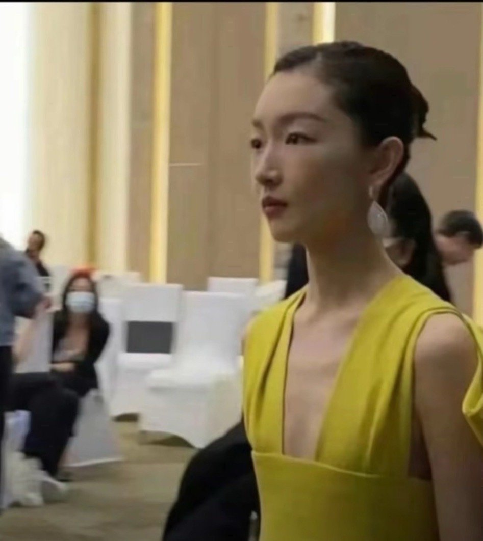 周冬雨的造型百变，但相比性感她还是更适合甜美风！​