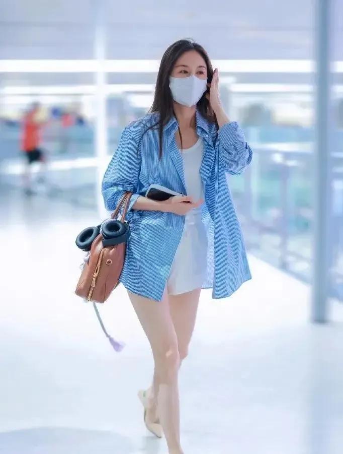 王子文真的太懂小个子穿搭了！一件oversize蓝条纹衬衫，搭白背心和白短裤，