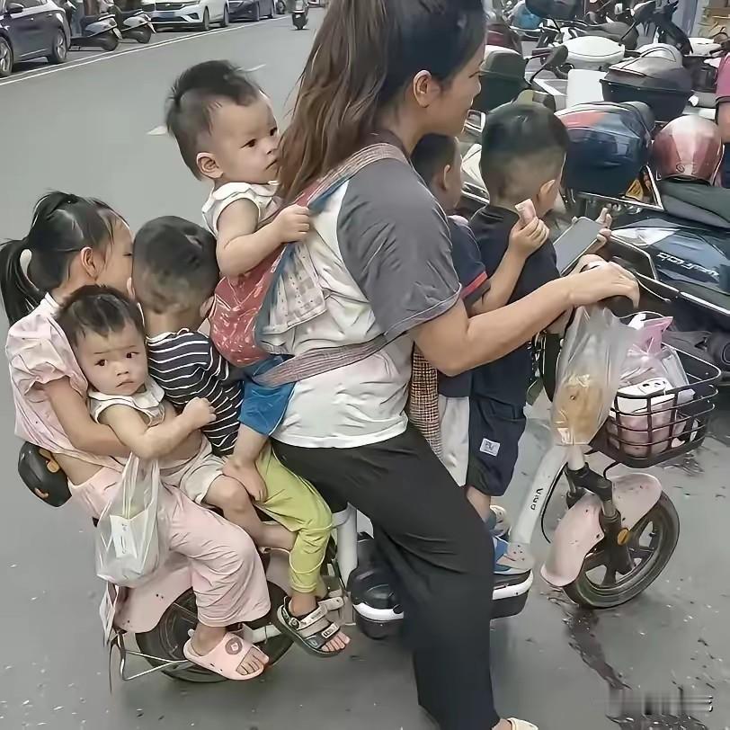 连辆车都没有，生了6个孩子，一年生一个，还得连生6年，天天怀孕坐月子，还得看孩子