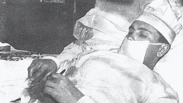 1961年，列昂尼德罗戈佐夫因医术高超，被委派至南极进行考察，到达南极之后，他的