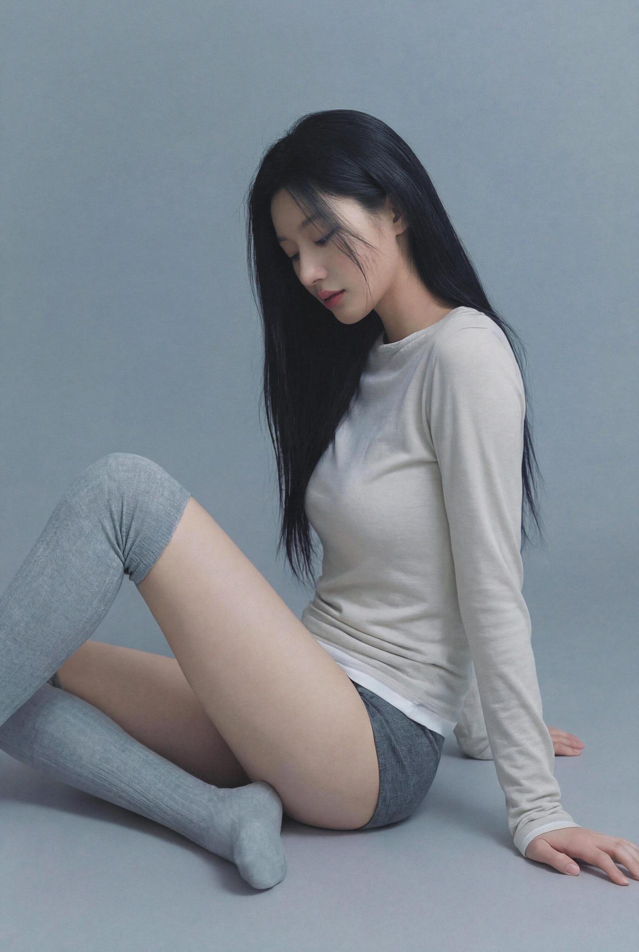 很多模特面对镜头会僵硬，其实只要引导几个小肢体动作，就能让画面生动起来。比如坐