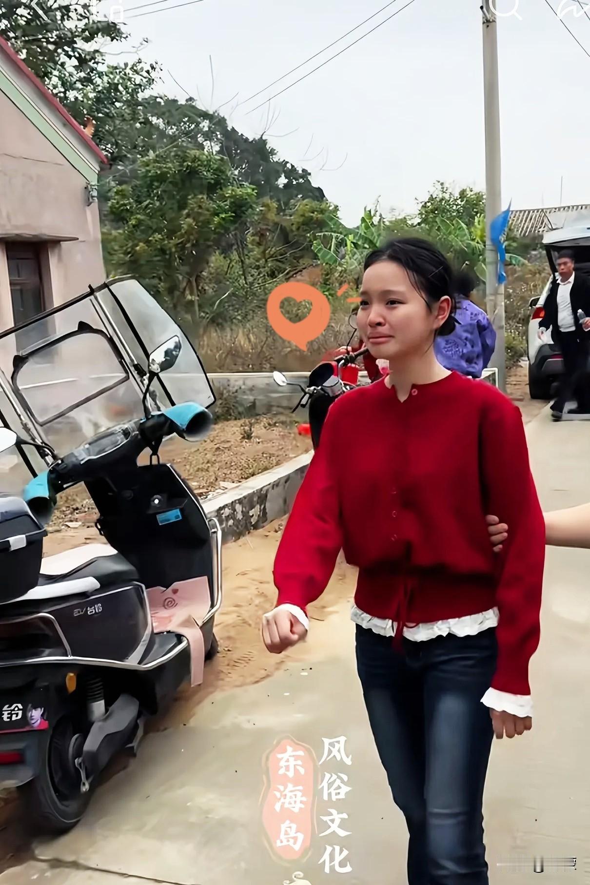 守了十年的香火，这孩子突然不干了。新请的娃压不住场，神位空着，游神队伍乱得像