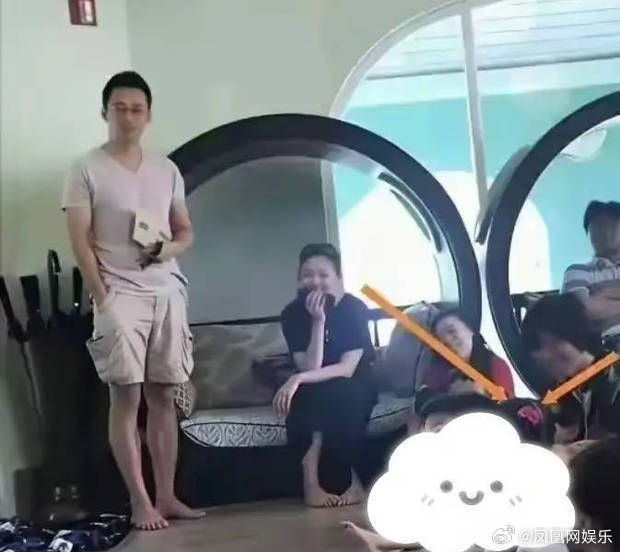 大S去小玥儿学校旧照曝光近日，大S去小玥儿学校旧照曝光。照片中，她托腮陪娃，温