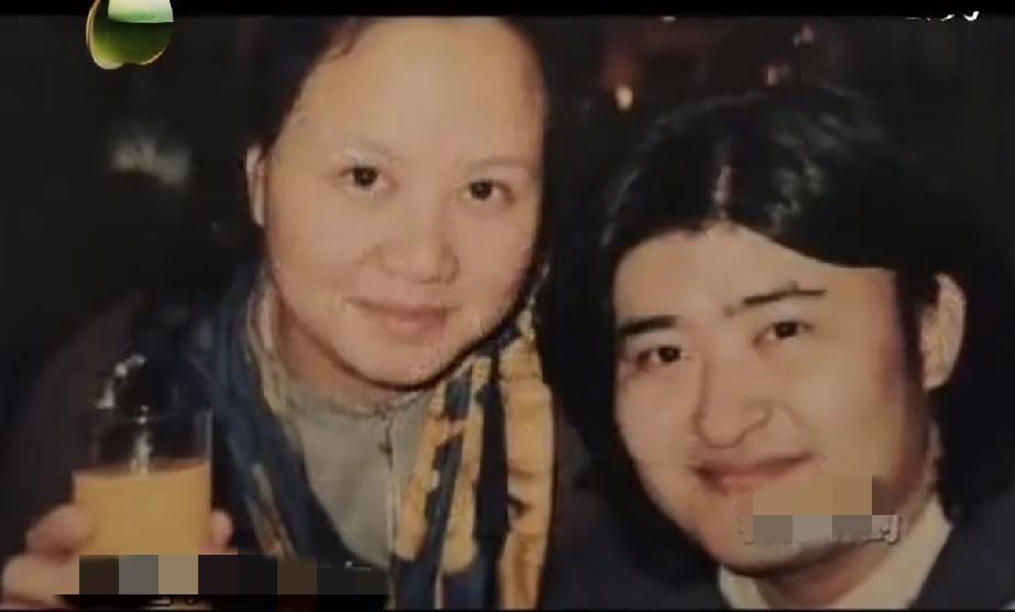 肢体语言不骗人。刘欢和卢璐平日互动很亲昵，即便拍全家福，卢璐也习惯性靠向刘欢，