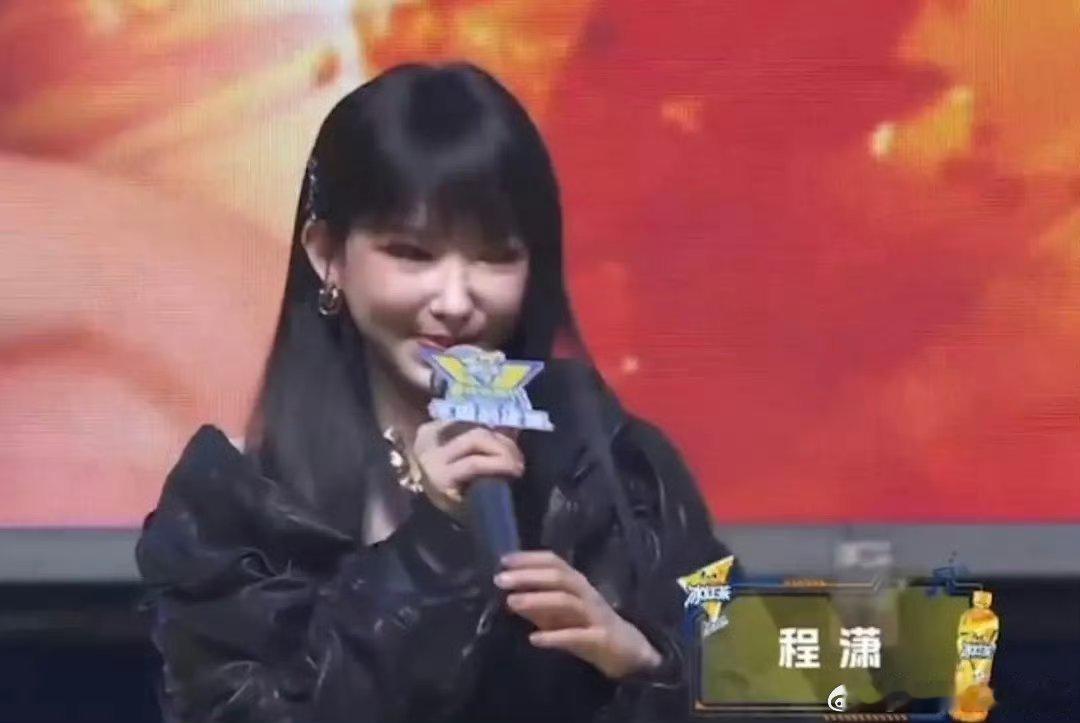 这是程潇吗？？？她咋了，肿了这么多。。。​​​