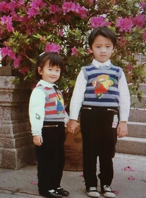 谢霆锋和妹妹，看着小时候感情真好，现在兄妹情反而淡了很多。
