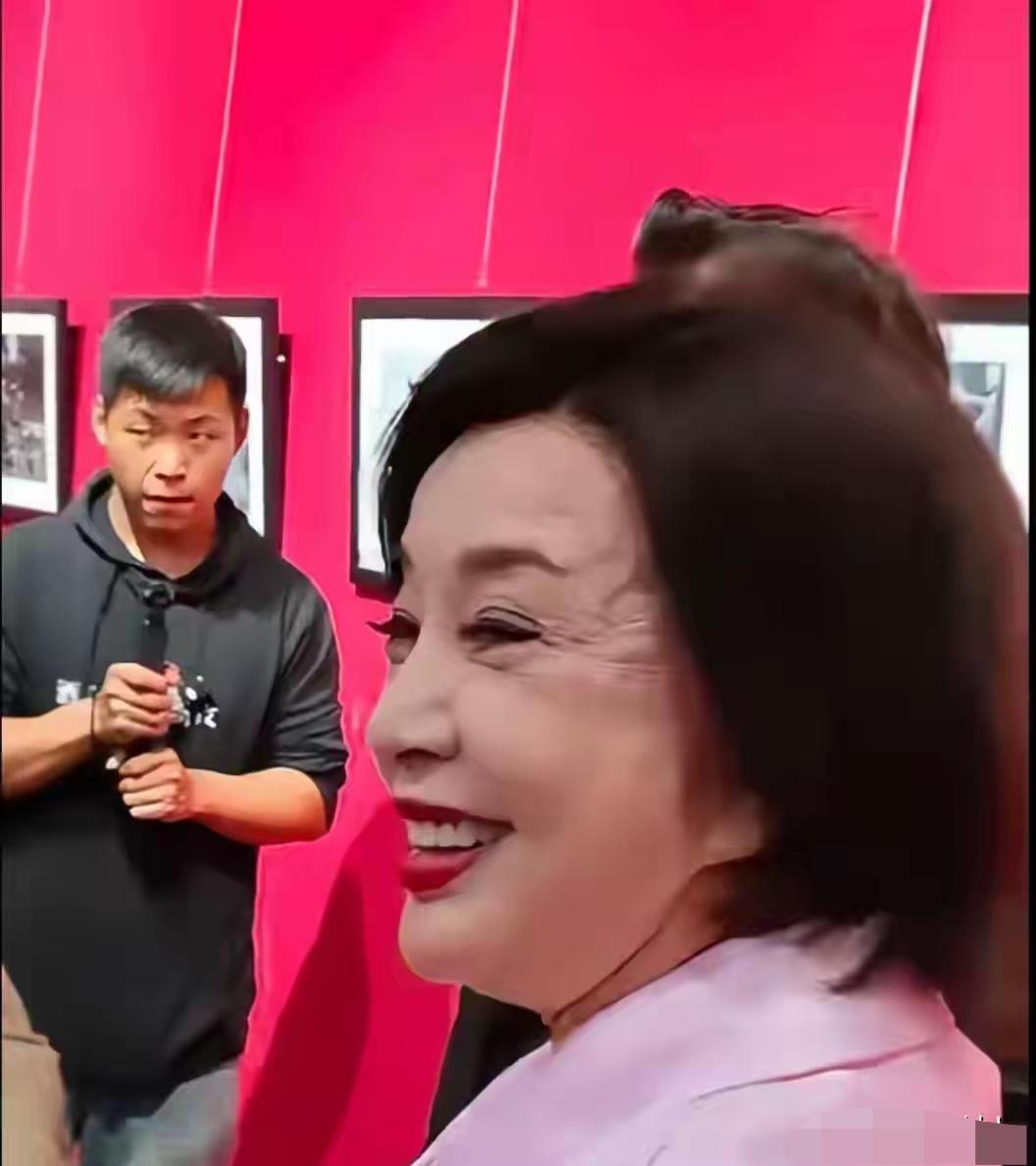 刘晓庆的眼角是怎么了，太吓人了，她自己还沉浸在自信和自我陶醉中，无法自拔