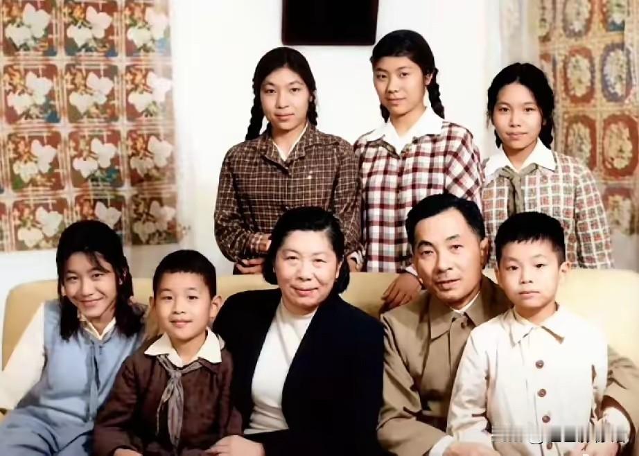 这是开国上将叶飞一家的室内全家福，拍摄于上世纪五十年代：1. 前排居中：叶