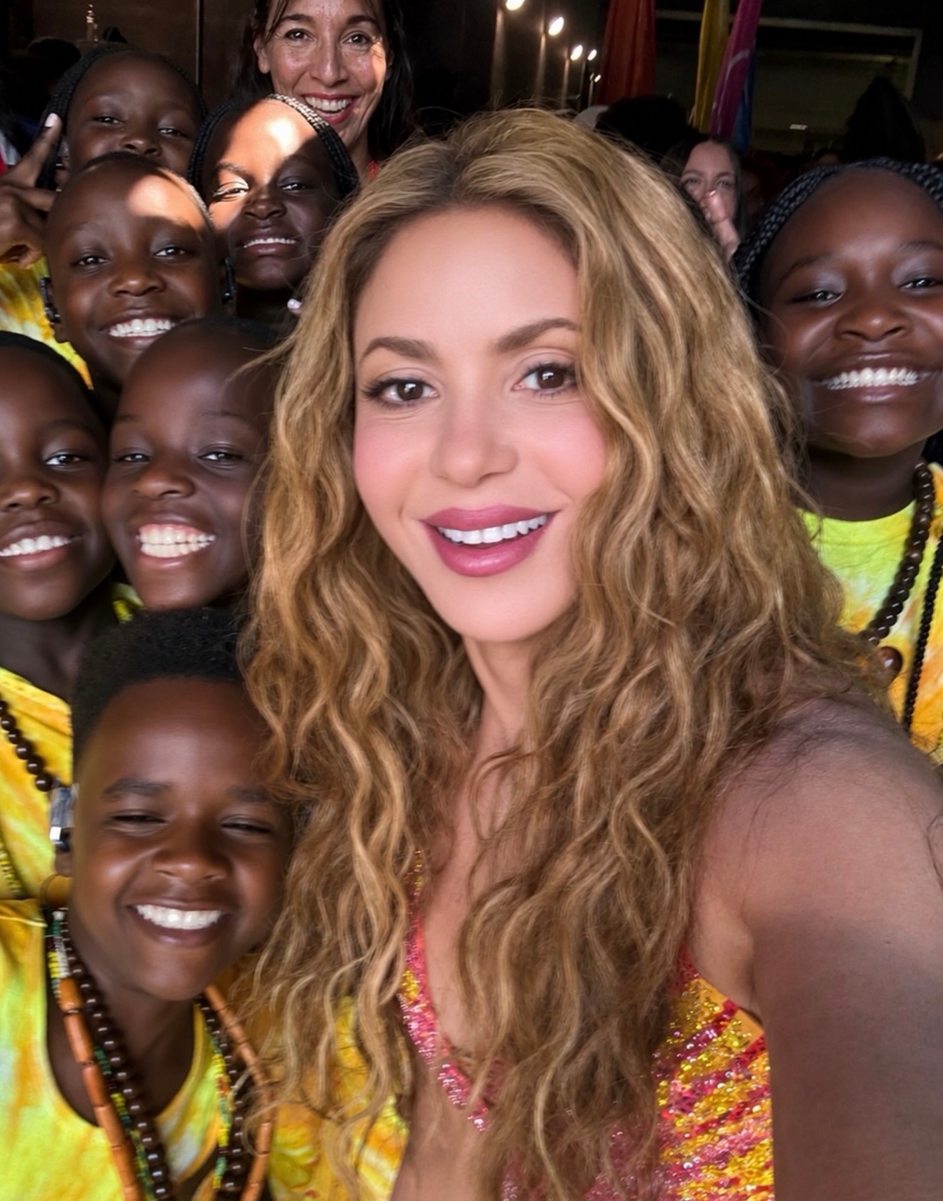 Shakira更新世界杯后台与诸多名人的合影，包括：Beyonce&Jay