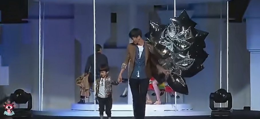 张亮和天天十年后再同框，我盯着照片看了很久，不是看脸，是看时间。2013年《爸爸