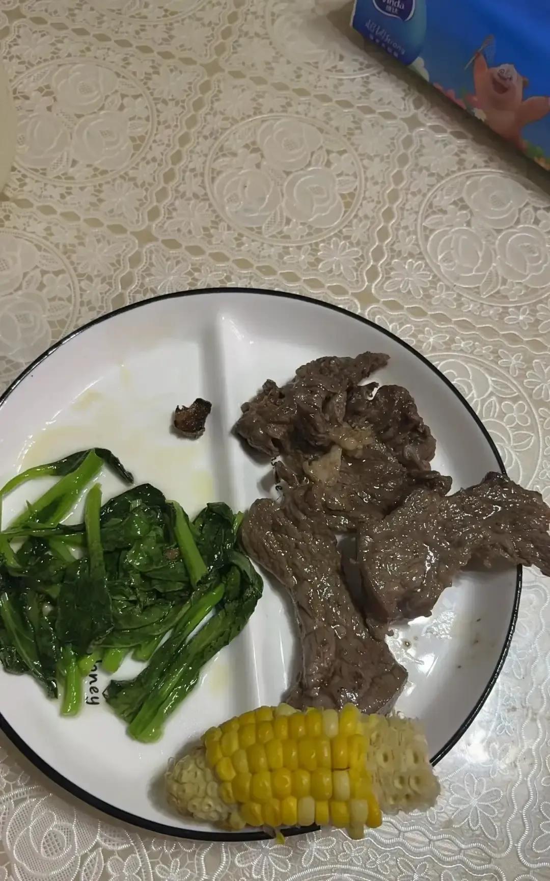 表妹25天只吃四个鸡蛋，瘦了快30斤。我刷到这条直接愣住，一天四颗蛋，饿了就灌