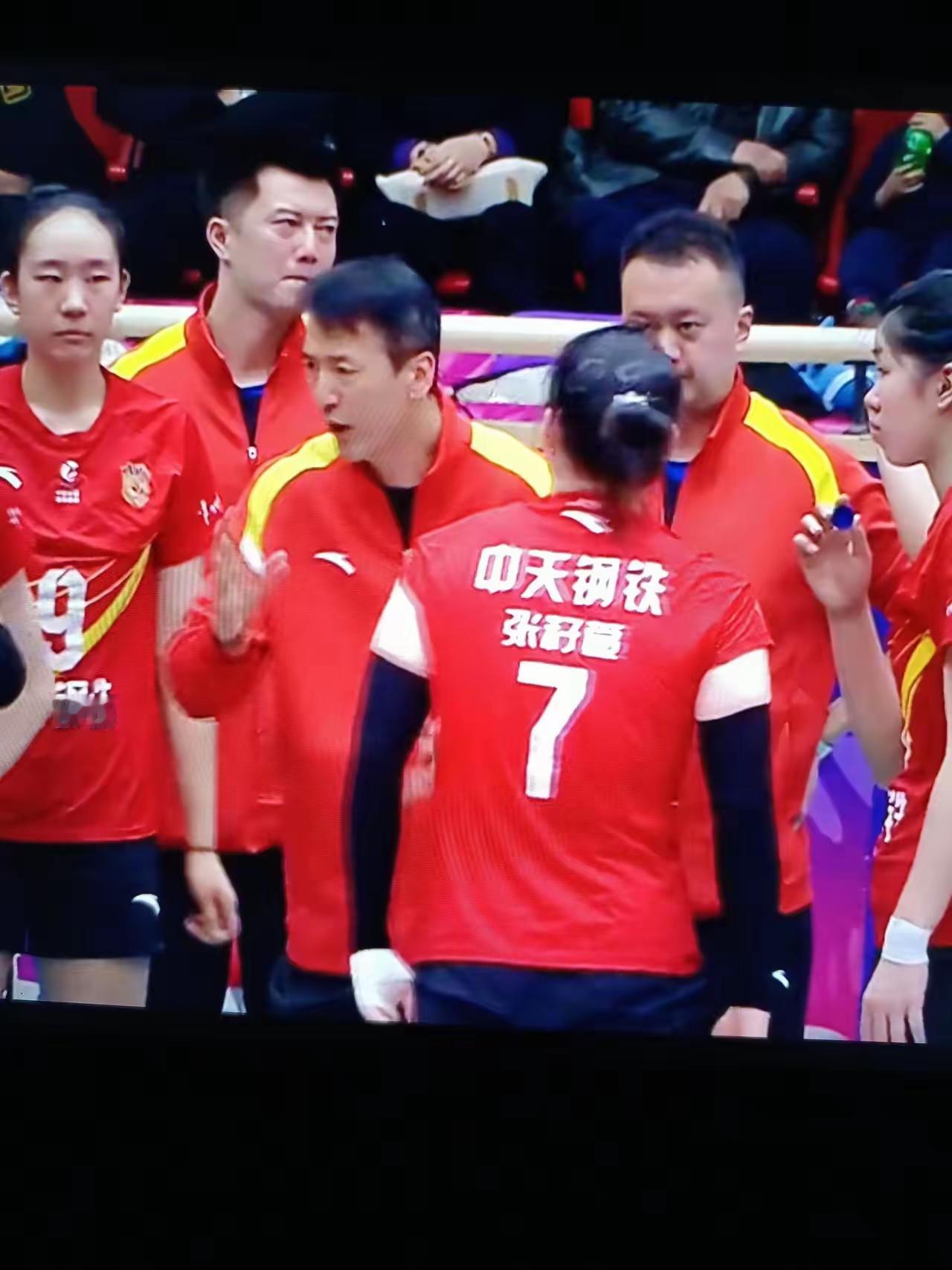 江苏女排几乎没有一个后3攻是顺溜成功的，无论是昊梦洁、唐欣还是范泊宁，均被马丁内