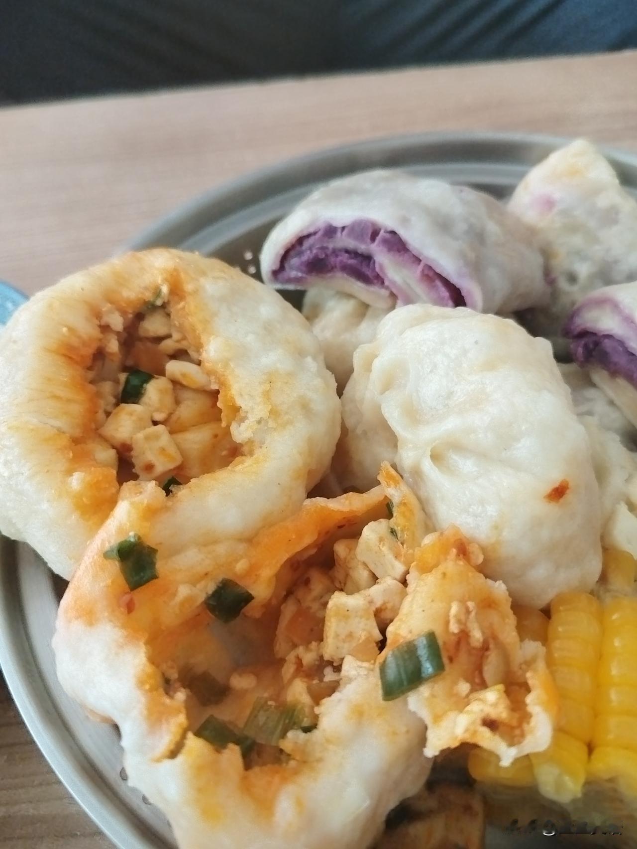 老公想吃包子，还想吃有点味道的，那只能做麻婆豆腐包子了。说干就干，买来豆腐，切小