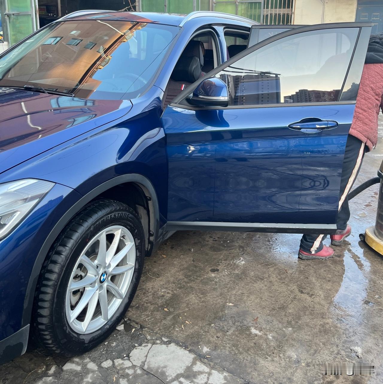 今天下午开车🚗留圈玩，路过开发区有一个洗车的地方，我看里面洗车不用排队就开了进