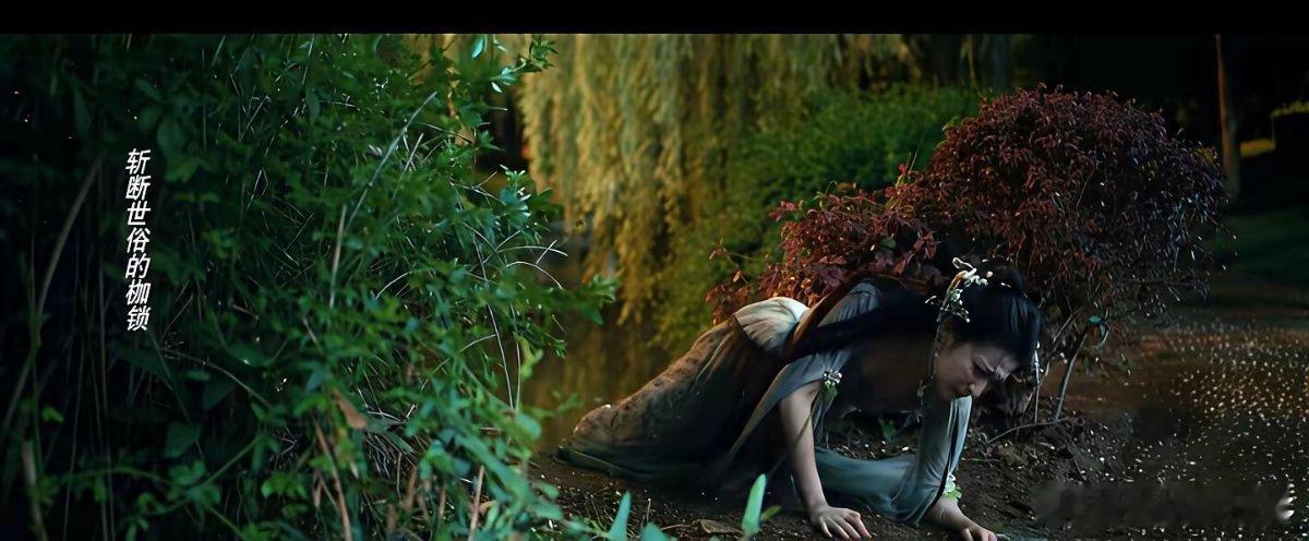 国产剧的女主落水，终于不用傻等男主捞了。《成何体统》拍摄现场，王楚然演的角色掉进