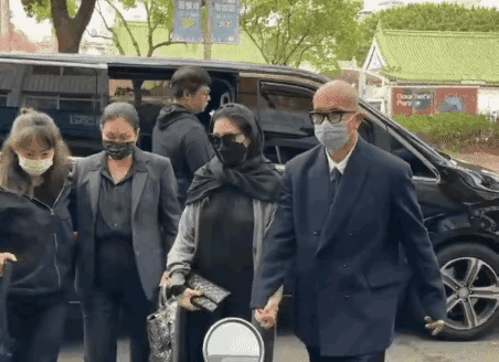 一直不明白欧巴为什么要说熙媛喜欢他的手工制作？手包和连衣裙，明明都是价值不菲的