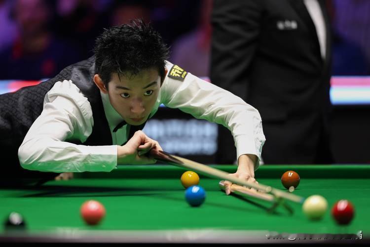 吴宜泽行云流水零封伯恩斯北京时间12月15日晚，2025年斯诺克苏格兰公开赛第