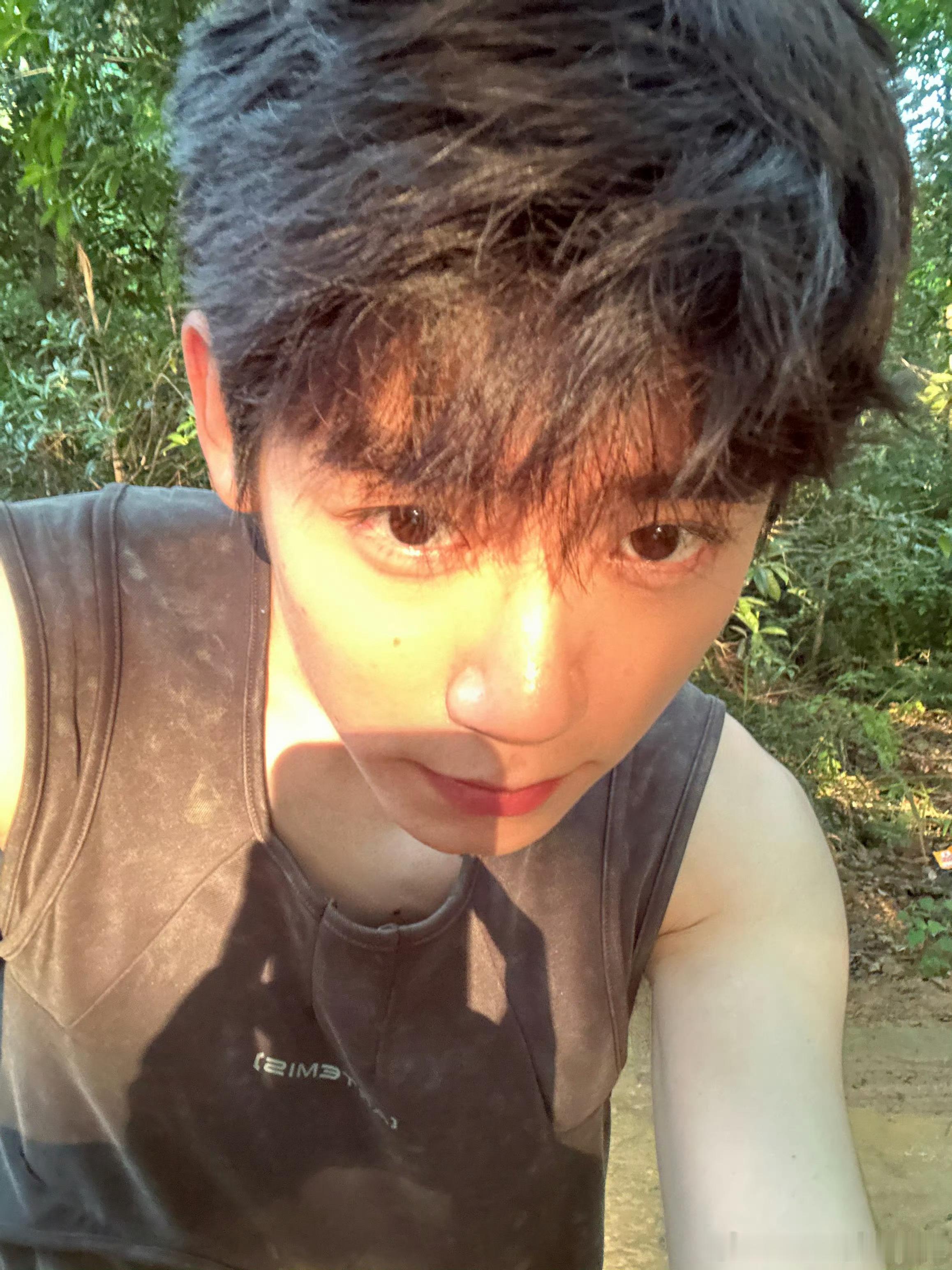 李卿🥬李卿珂润品牌挚友希望你继续兴致盎然的与世界交手，一直走在充满鲜花的
