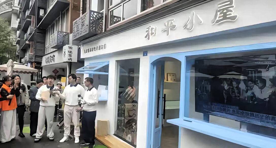 成都和平小屋彻底爆火！全国网友都在为它发声！法国小伙马库斯。带着外祖父的