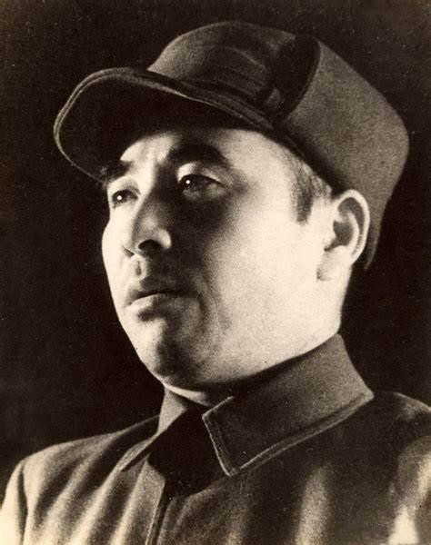 一位随军记者曾经这样描述第四野战军的统帅林彪：人们难得看见前线最高司令员林彪那白