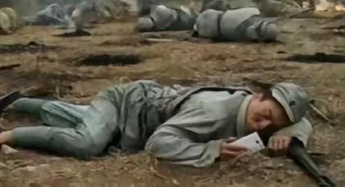 一位老兵曾分享过战场“验尸”秘诀：男“尸”裆、女“尸”胸猛踩。这招够狠，剧