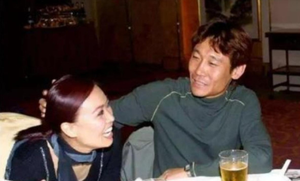 2004年，那英在北京投资了400万，开了一家酒吧。有土豪喊那英：“快点陪爷喝杯